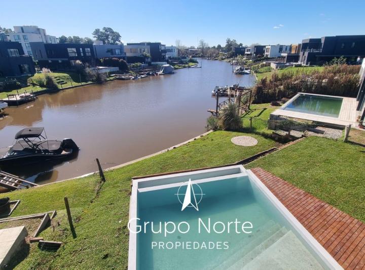 Casa · 221m² · 5 Ambientes · 2 Cocheras