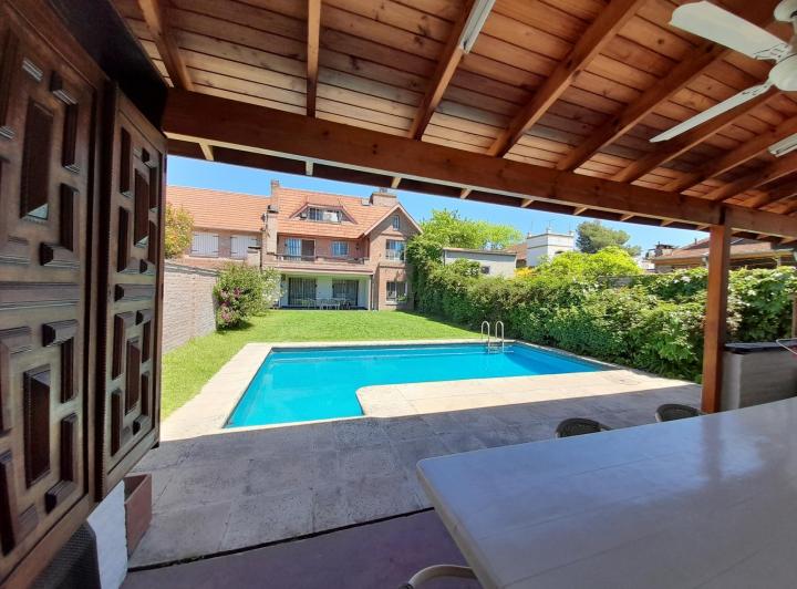 Casa · 224m² · 6 Ambientes · 1 Cochera