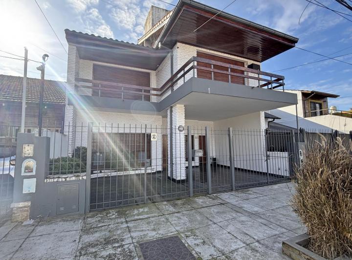 Casa · 241m² · 6 Ambientes · 2 Cocheras
