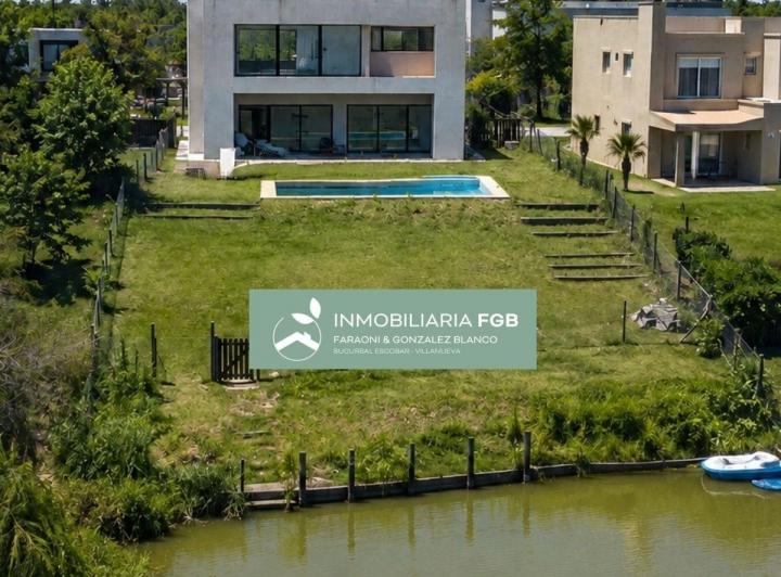 Casa · 240m² · 5 Ambientes · 6 Cocheras