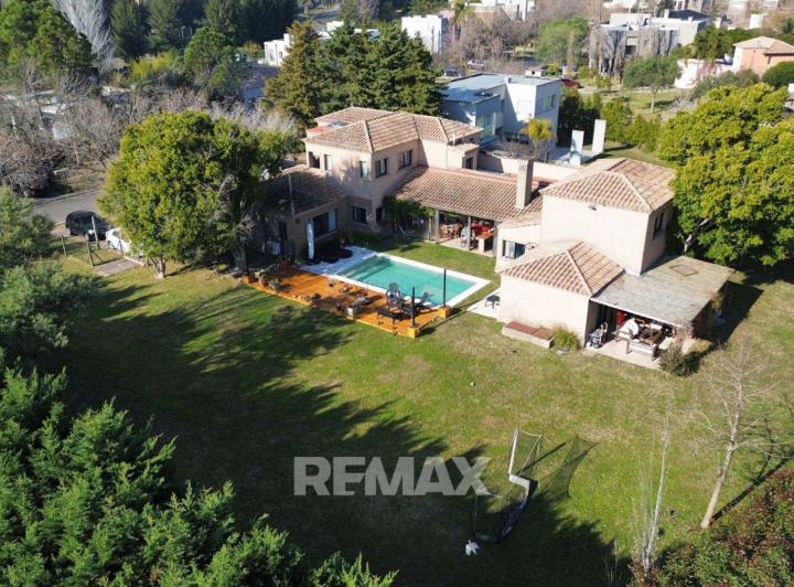 Casa · 390m² · 5 Ambientes · 1 Cochera