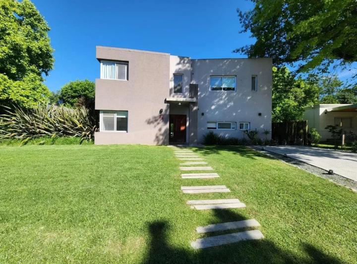 Casa · 230m² · 5 Ambientes