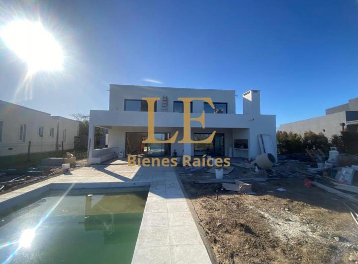 Casa · 300m² · 5 Ambientes · 4 Cocheras