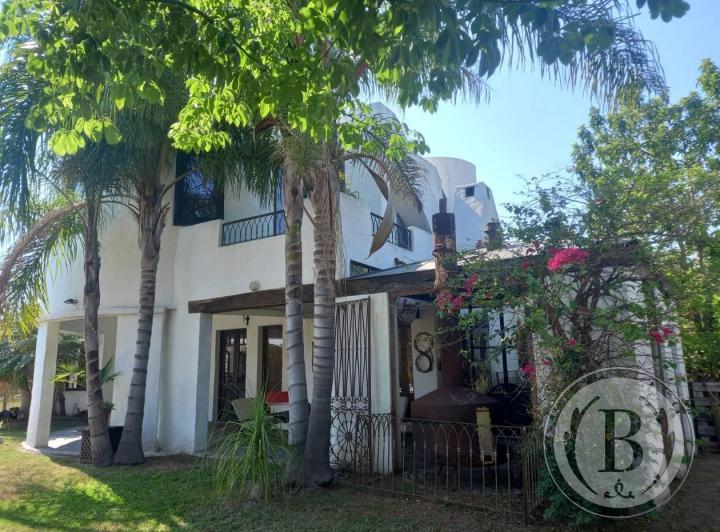 Casa · 330m² · 6 Ambientes · 3 Cocheras