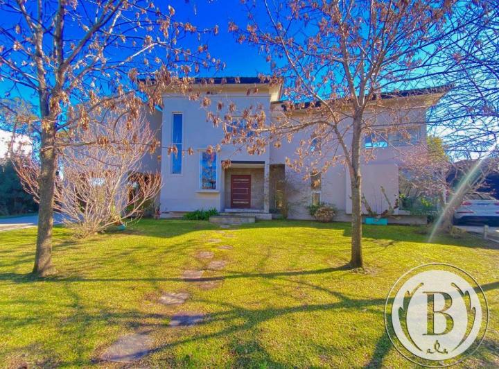 Casa · 345m² · 5 Ambientes · 3 Cocheras