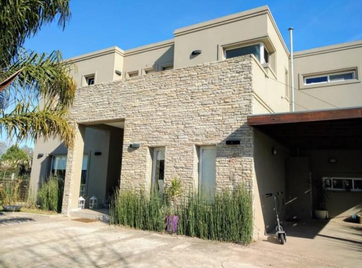 Casa · 280m² · 5 Ambientes · 2 Cocheras