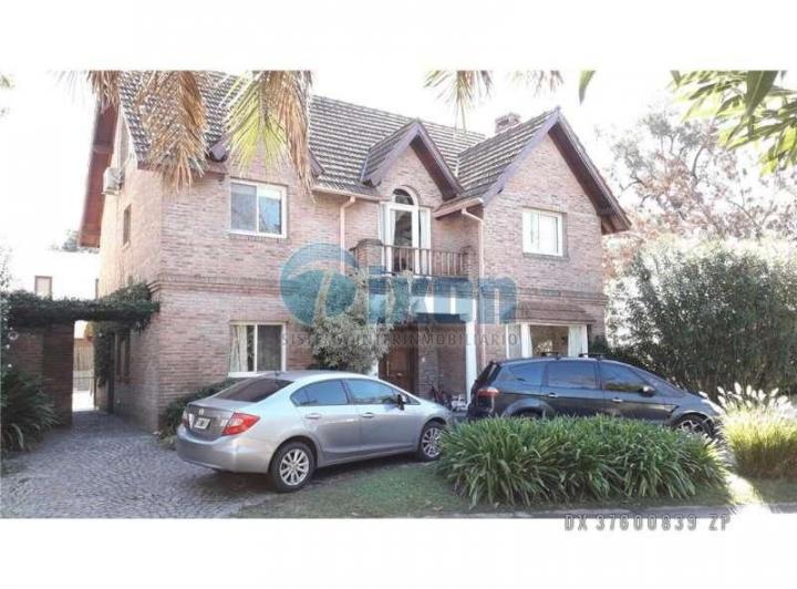 Casa · 252m² · 5 Ambientes · 1 Cochera