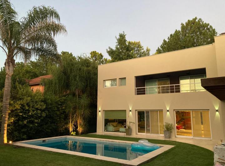 Casa · 230m² · 6 Ambientes · 1 Cochera
