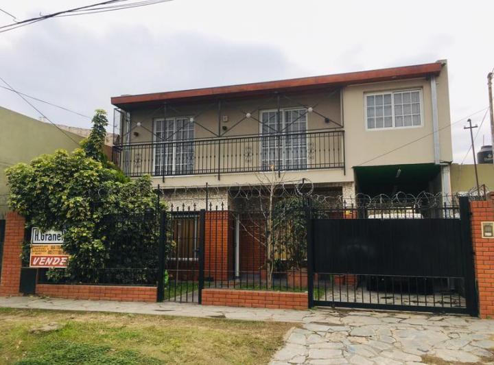 Casa · 180m² · 6 Ambientes · 3 Cocheras