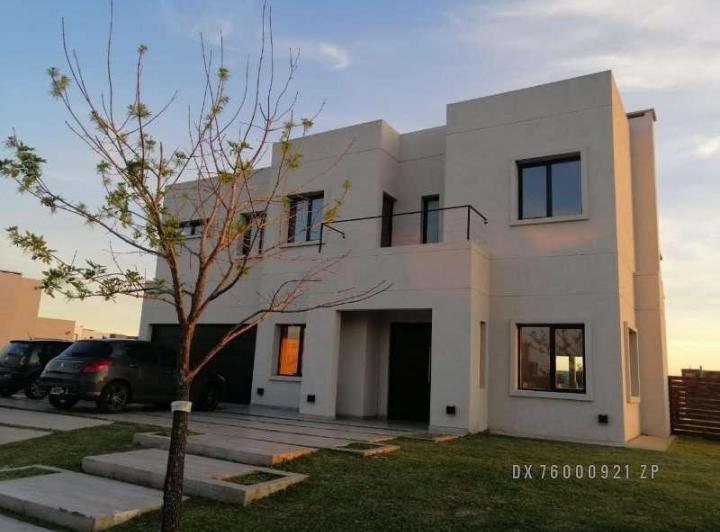 Casa · 335m² · 5 Ambientes · 1 Cochera