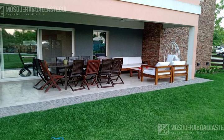 Casa · 345m² · 6 Ambientes · 1 Cochera