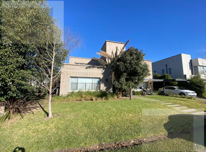 Casa · 200m² · 5 Ambientes · 2 Cocheras