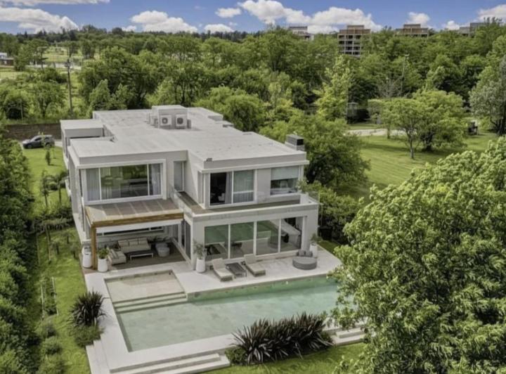 Casa · 498m² · 5 Ambientes · 8 Cocheras