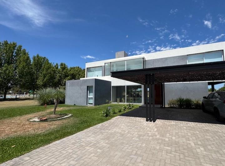 Casa · 280m² · 5 Ambientes · 5 Cocheras