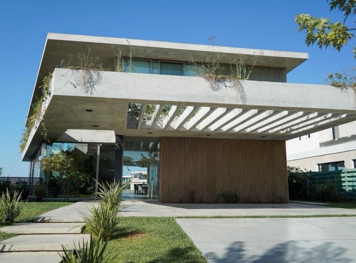 Casa · 1100m² · 5 Ambientes · 4 Cocheras