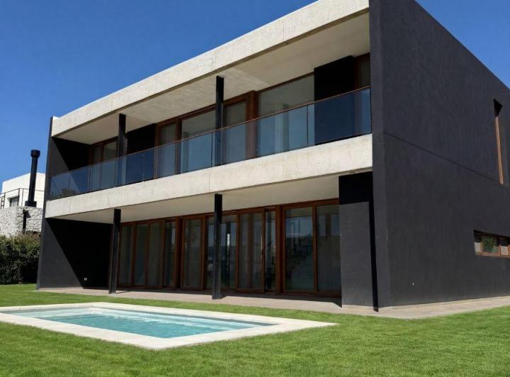 Casa · 252m² · 5 Ambientes · 2 Cocheras