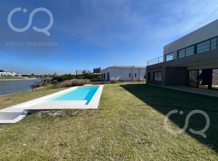 Casa · 200m² · 5 Ambientes · 2 Cocheras