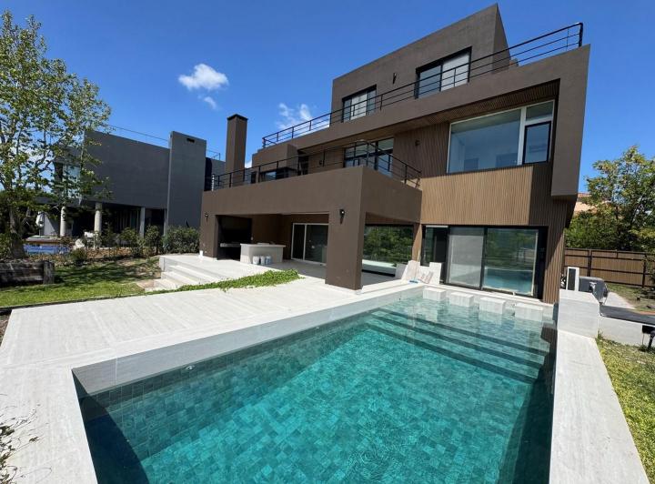 Casa · 520m² · 6 Ambientes · 1 Cochera