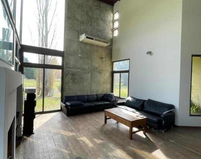 Casa · 320m² · 5 Ambientes · 2 Cocheras