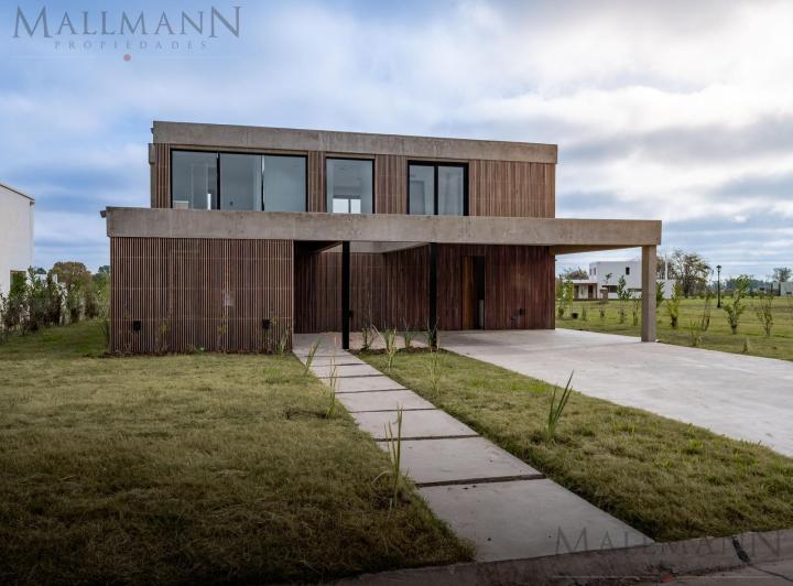 Casa · 277m² · 6 Ambientes · 2 Cocheras