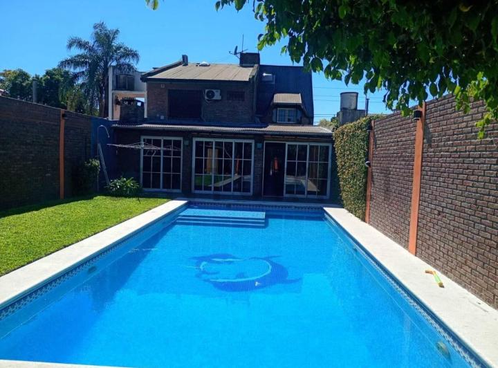 Casa · 200m² · 5 Ambientes · 2 Cocheras