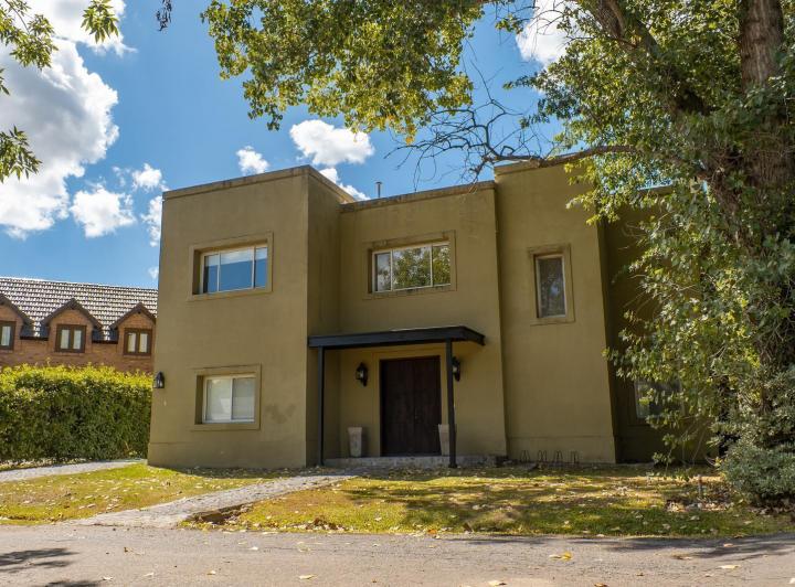Casa · 200m² · 4 Dormitorios · 2 Cocheras
