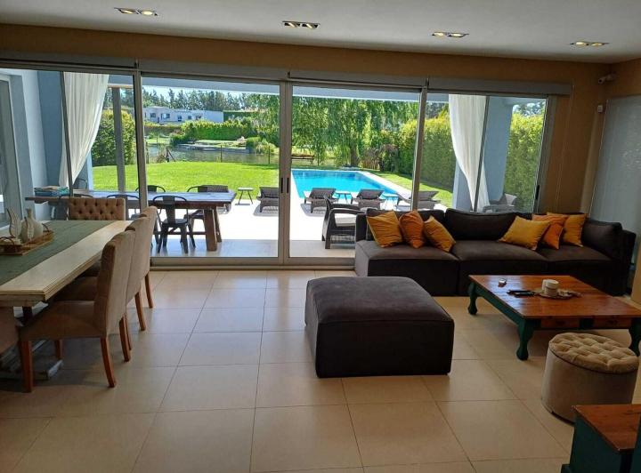 Casa · 240m² · 6 Ambientes · 3 Cocheras