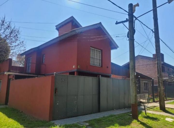 Casa · 140m² · 5 Ambientes · 2 Cocheras