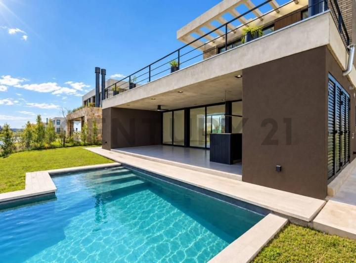 Casa · 380m² · 5 Ambientes · 2 Cocheras