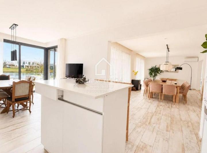 Casa · 286m² · 6 Ambientes