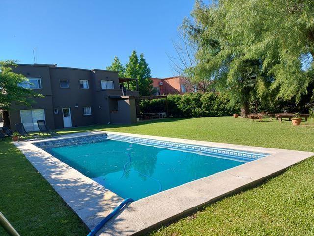 Casa · 220m² · 6 Ambientes · 2 Cocheras