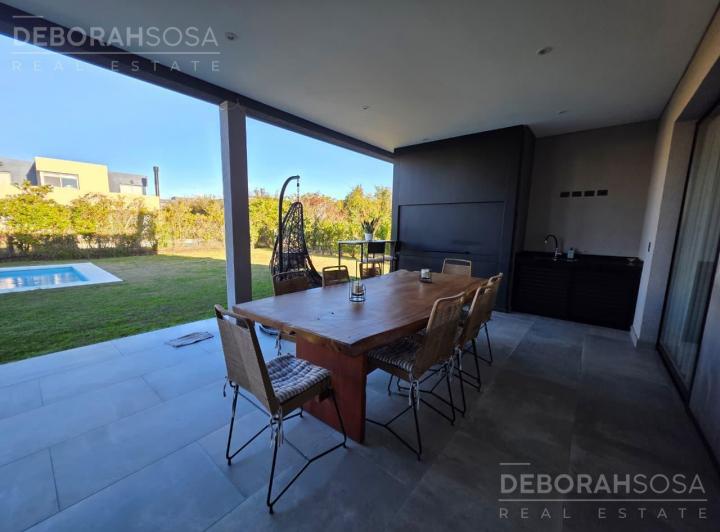 Casa · 212m² · 6 Ambientes · 2 Cocheras
