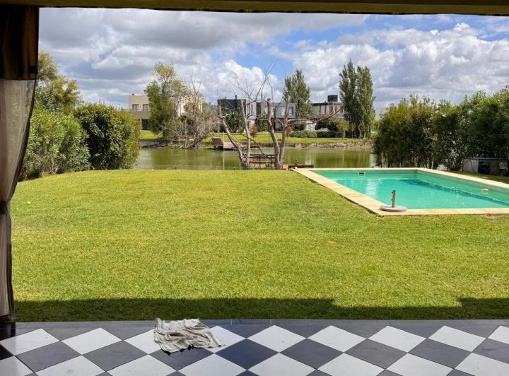 Casa · 220m² · 7 Ambientes · 2 Cocheras
