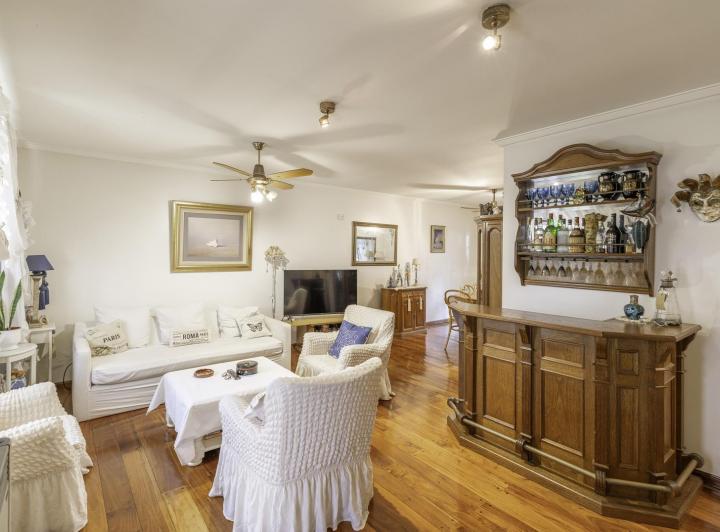 Casa · 215m² · 6 Ambientes · 1 Cochera
