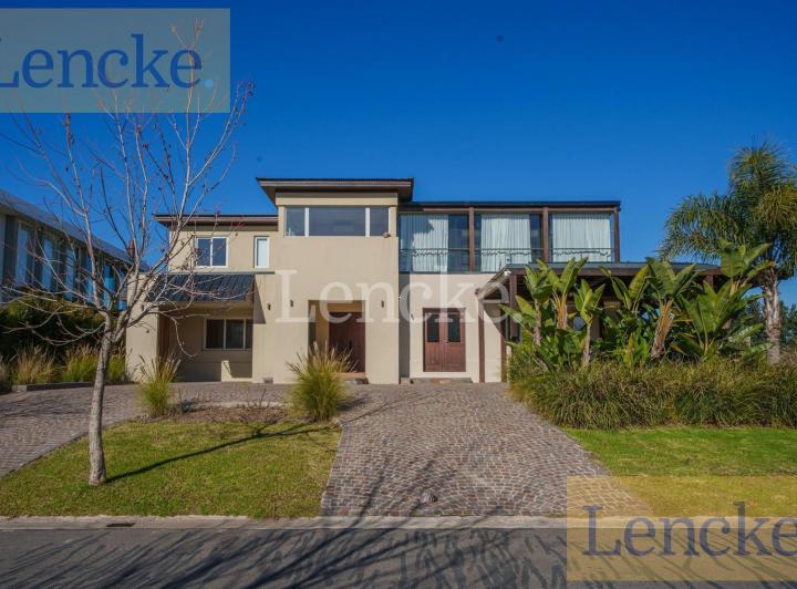 Casa · 447m² · 9 Ambientes · 1 Cochera