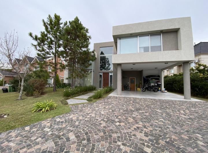 Casa · 400m² · 7 Ambientes · 2 Cocheras