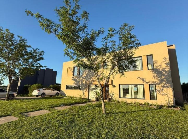 Casa · 250m² · 9 Ambientes