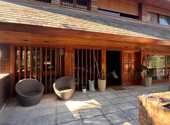Casa · 412m² · 6 Ambientes · 2 Cocheras