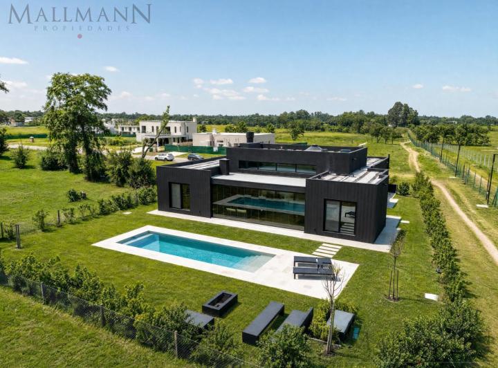 Casa · 250m² · 8 Ambientes