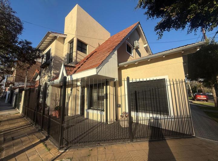 Casa · 220m² · 5 Ambientes · 2 Cocheras
