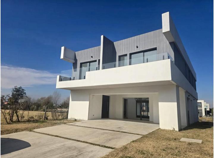 Casa · 285m² · 6 Ambientes · 2 Cocheras