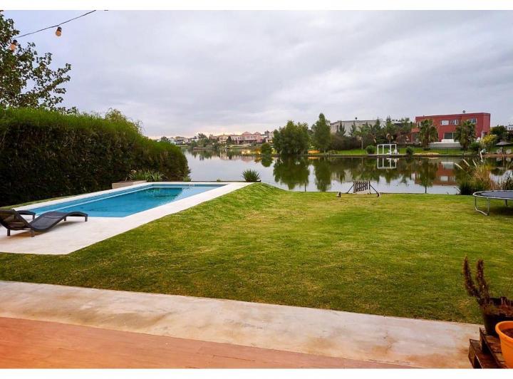 Casa · 361m² · 6 Ambientes · 4 Cocheras