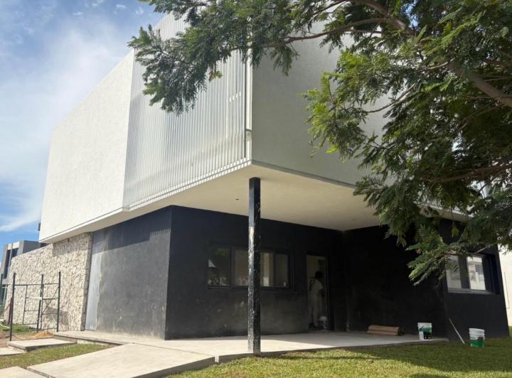 Casa · 220m² · 4 Dormitorios · 4 Cocheras
