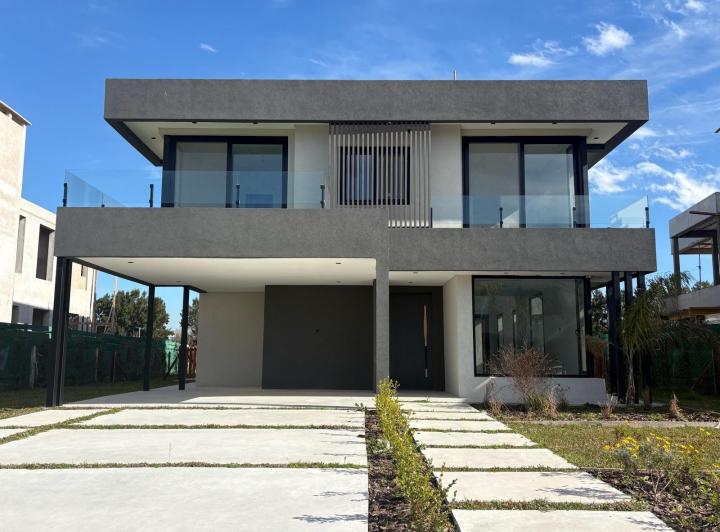 Casa · 841m² · 7 Ambientes · 2 Cocheras