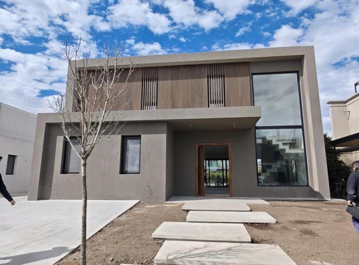 Casa · 245m² · 6 Ambientes · 4 Cocheras