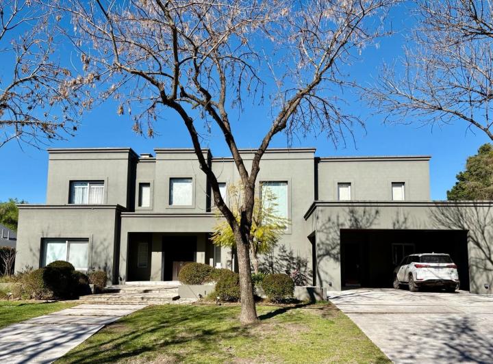 Casa · 400m² · 8 Ambientes · 2 Cocheras