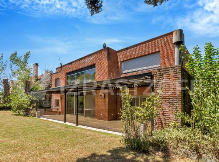 Casa · 469m² · 7 Ambientes · 2 Cocheras
