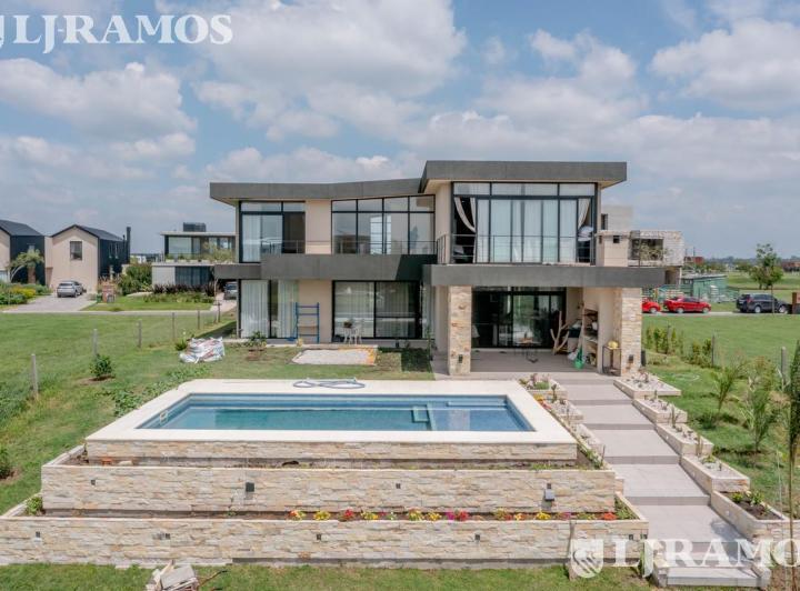 Casa · 376m² · 6 Ambientes · 3 Cocheras