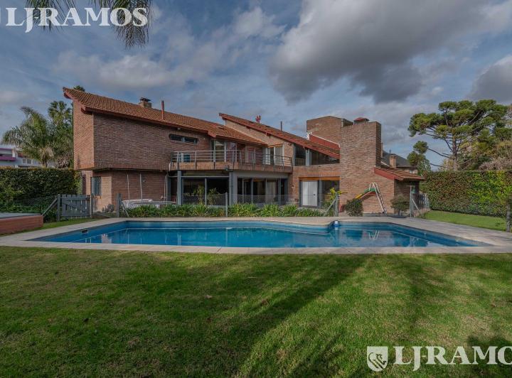 Casa · 550m² · 11 Ambientes · 7 Cocheras
