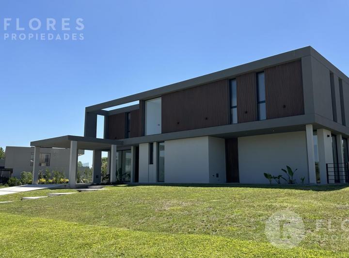 Casa · 230m² · 6 Ambientes · 2 Cocheras